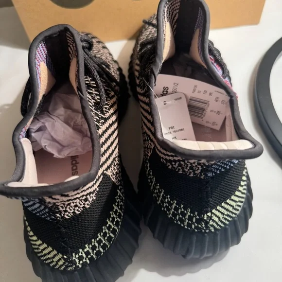 Yeezy Boost 350 V2 Black Red Sneakers with box - Picture 3 of 4